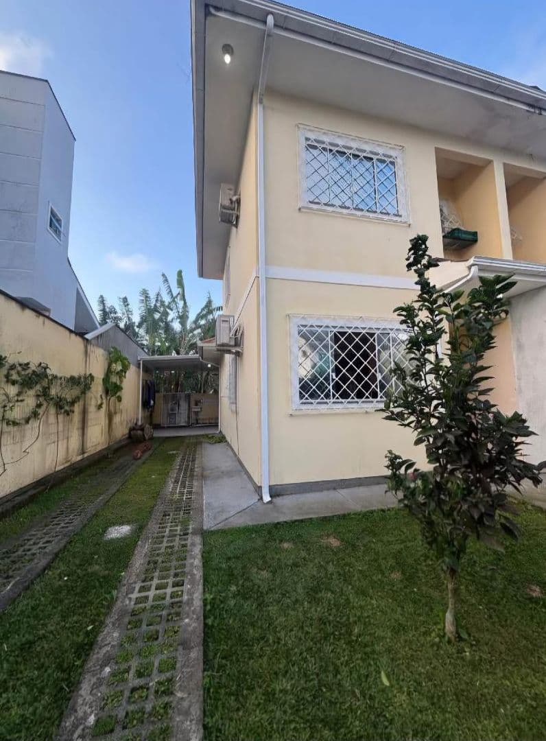 Sobrado de Alto Padrão com 3 Quartos – Conforto, Tecnologia e Estrutura Impecável